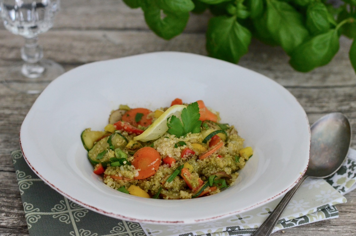 Pesto mal anders: Lauwarmer Quinoa-Salat mit buntem Gemüse - Graziella ...