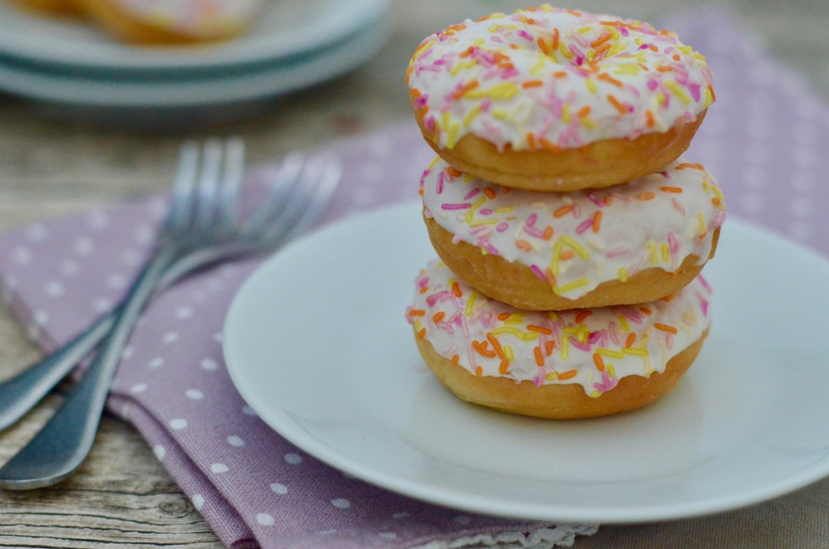 Bunte Mini-Donuts mit weißer Schokolade & Streusel - Graziellas Food Blog