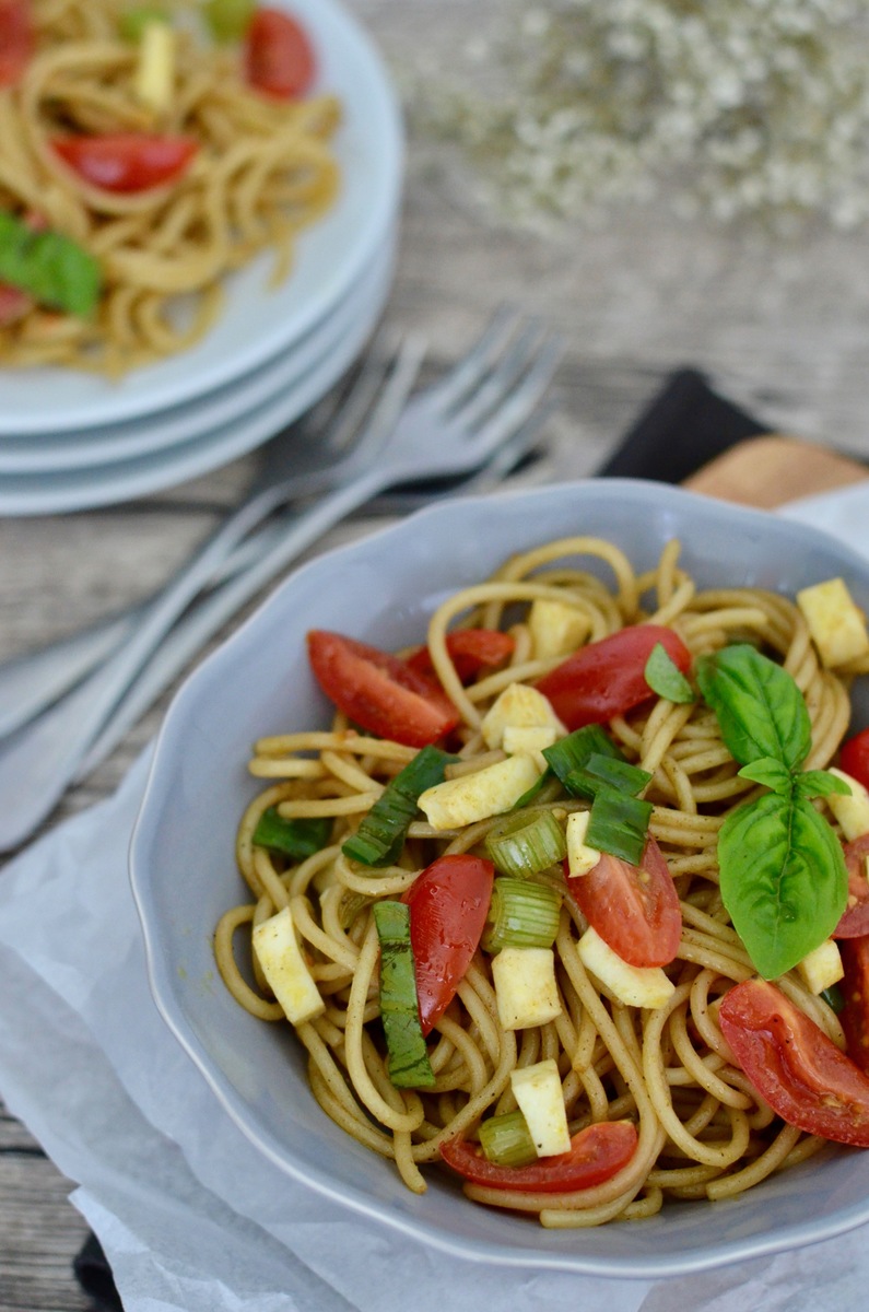 Für jeden Tag: leichter Spaghetti-Salat mit Tomaten &amp; Mozzarella ...
