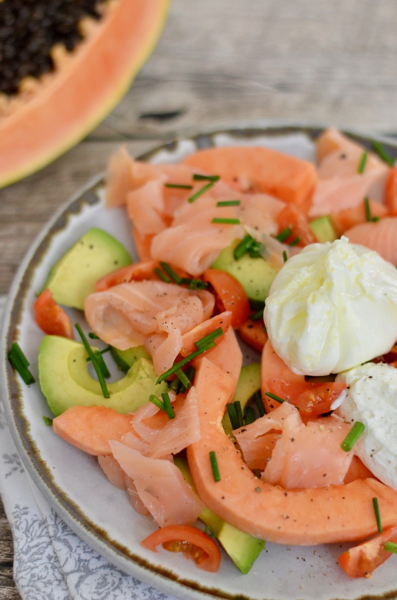 Happy Food AvocadoPapayaSalat mit pochiertem Ei, Quark & Räucherlachs Graziellas Food Blog