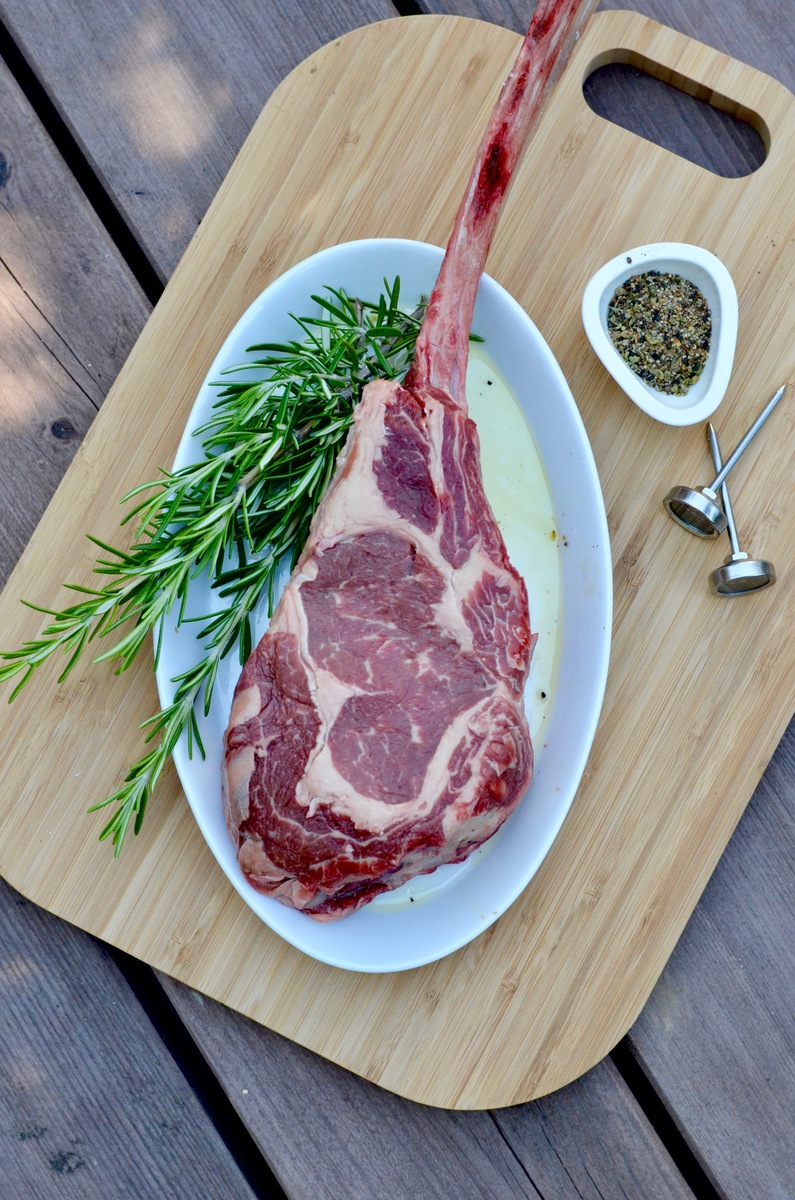 Tomahawk Steak aus dem Big Green Egg mit Süßkartoffeln & Radieschen