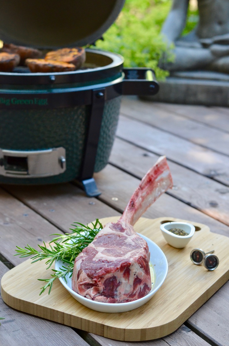Tomahawk Steak aus dem Big Green Egg mit Süßkartoffeln & Radieschen