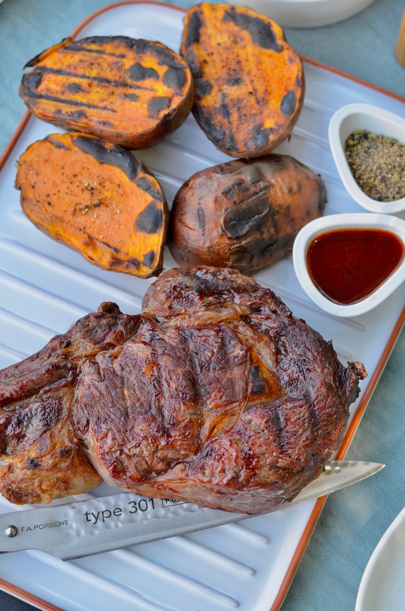 Tomahawk Steak aus dem Big Green Egg mit Süßkartoffeln & Radieschen