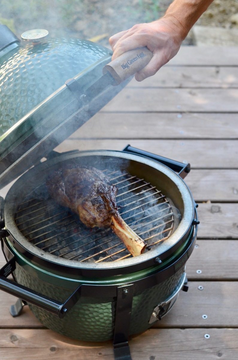 Tomahawk Steak aus dem Big Green Egg mit Süßkartoffeln & Radieschen