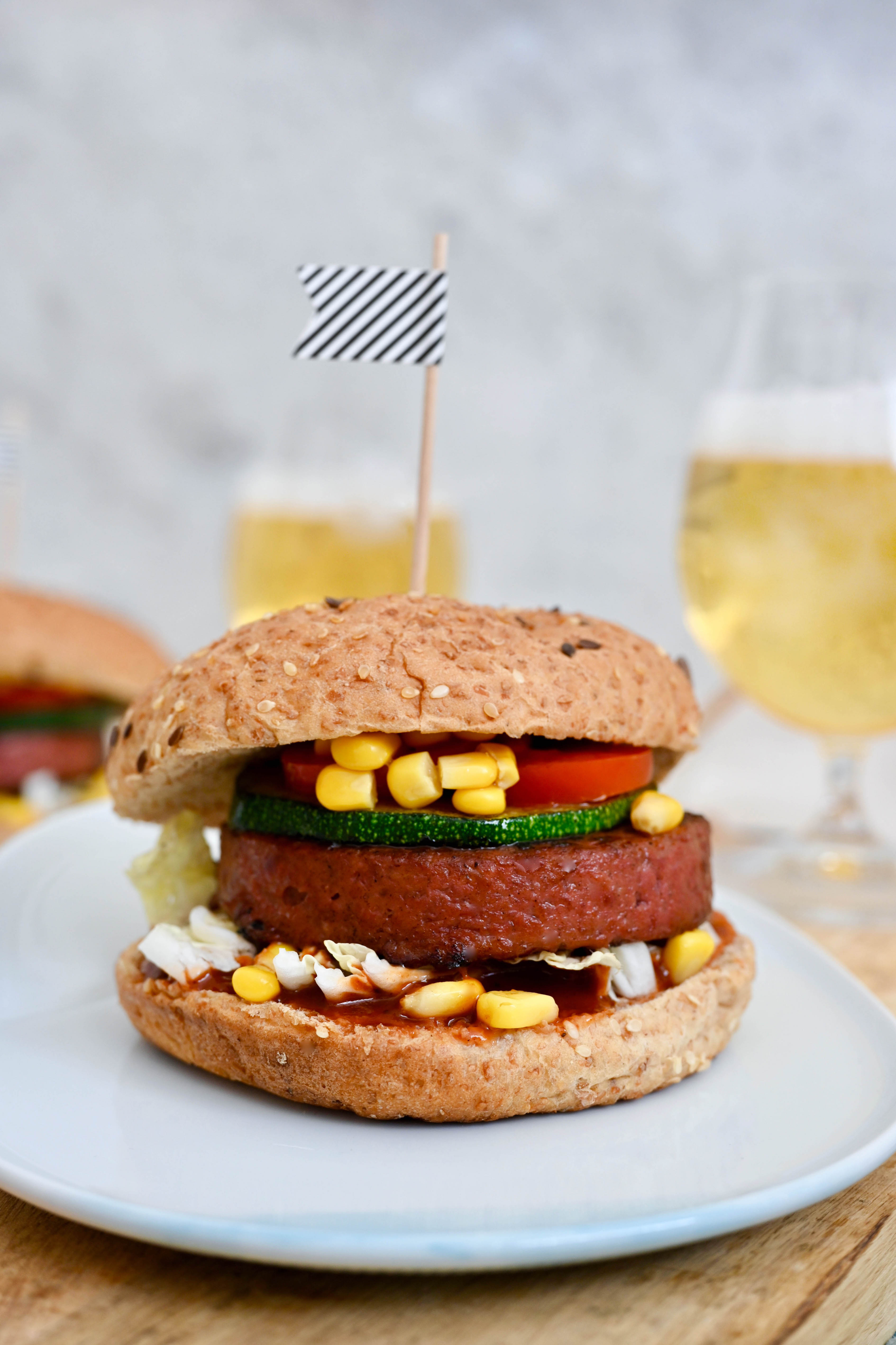 Für jeden Tag: Veganer Burger im Vollkorn-Bun mit Mais &amp; Zucchini ...