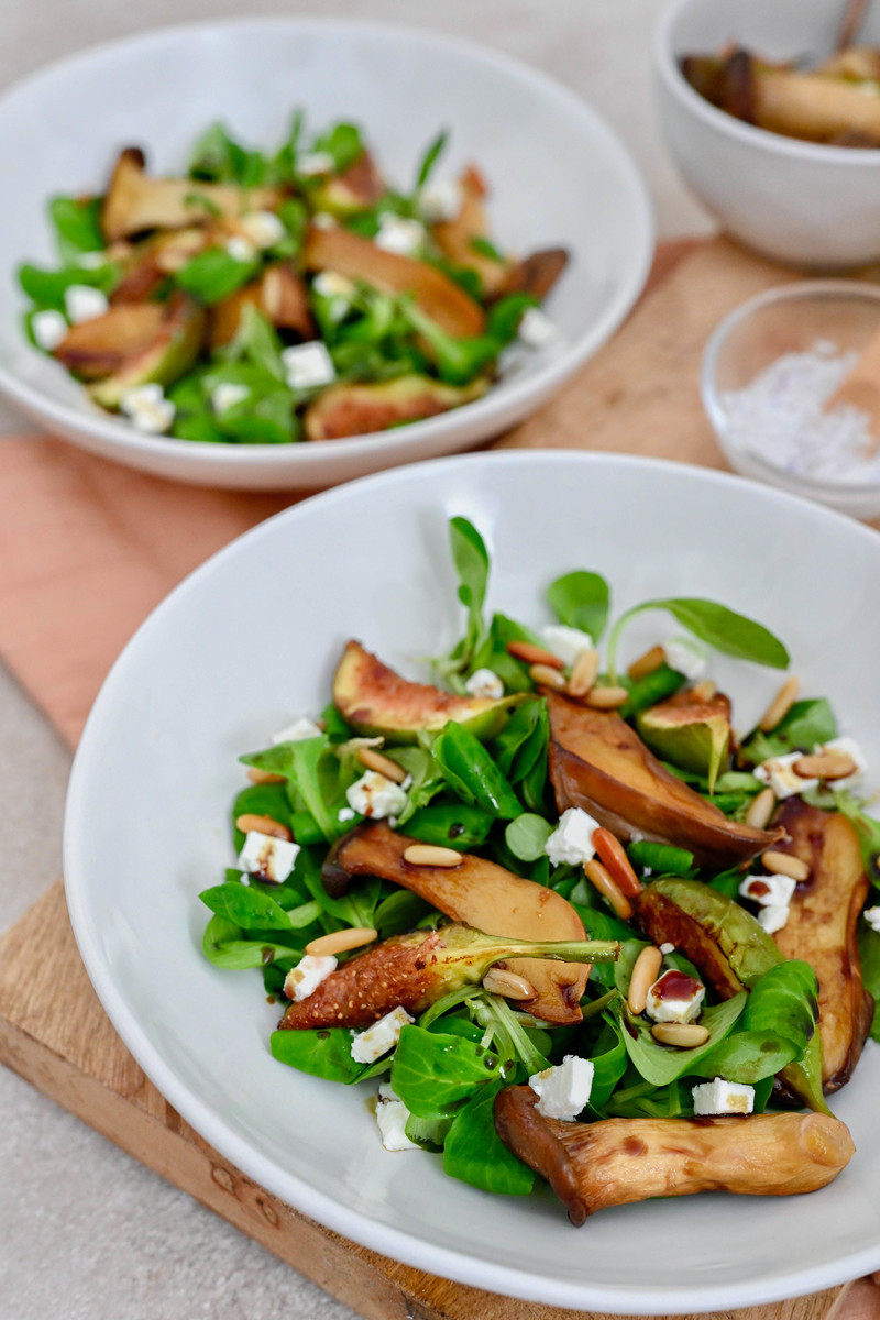 Sautierte Kräuterseitlinge auf Feldsalat mit Feigen und Feta ...